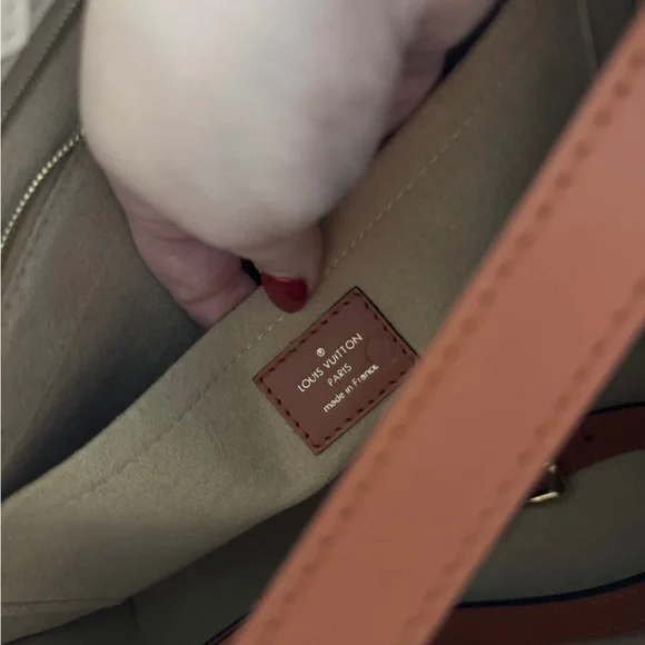 Louis Vuitton On My Side - Picture 9 of 11